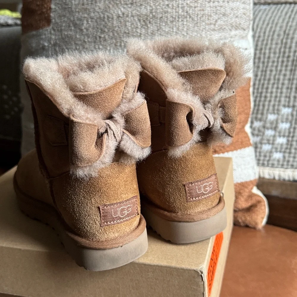 UGG‎ Short Shearling Bow Boots - Chestnut